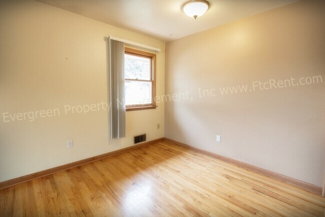 Building Photo - 1004/1006 Cragmore Dr.