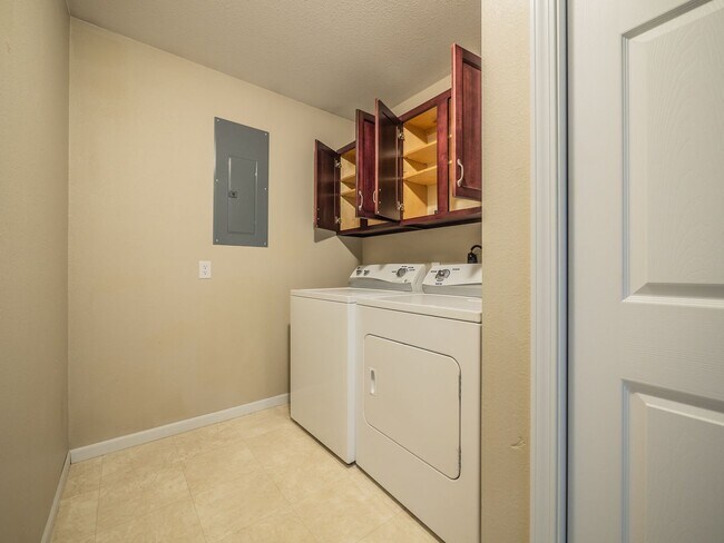 Building Photo - 212-214 E 1st Duplex