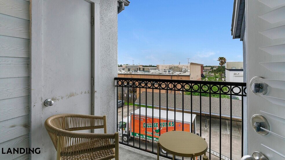 Building Photo - 2500 Woodland Park Dr