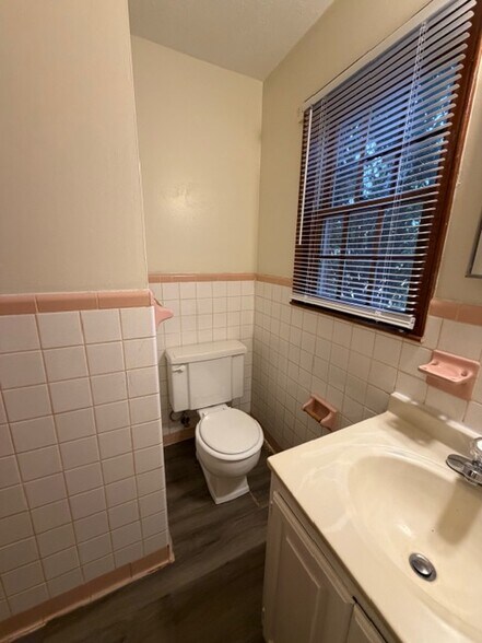 Building Photo - 239 W Stadium Dr