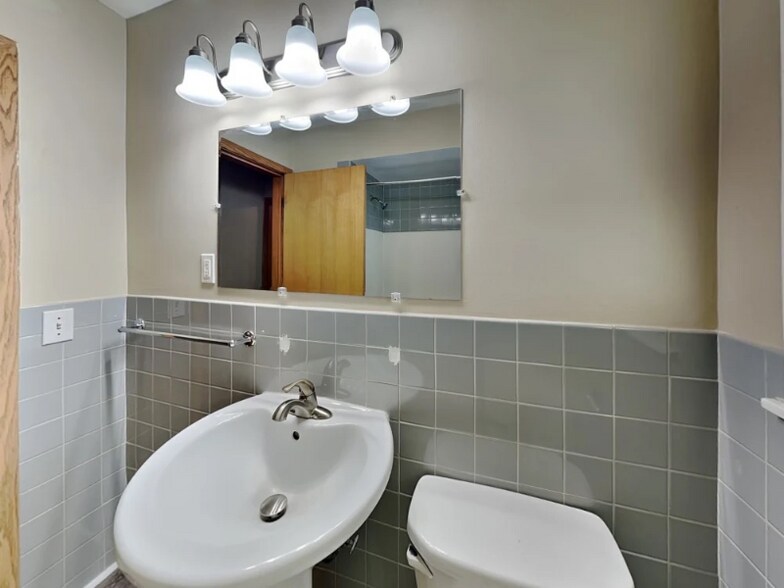 Building Photo - 1011 64th Ave N