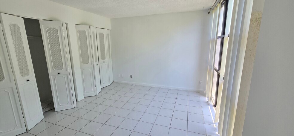 Building Photo - 16919 N Bay Rd