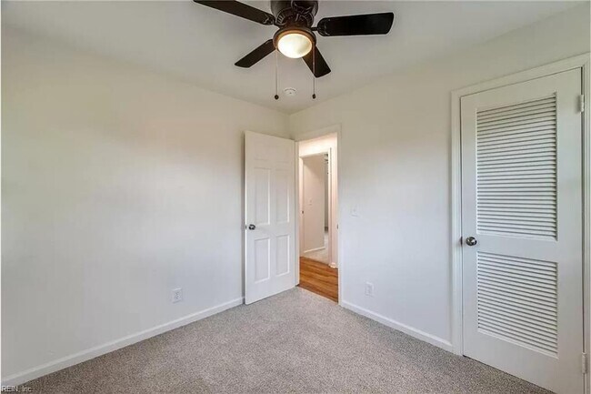 Building Photo - 1613 Loren Cres
