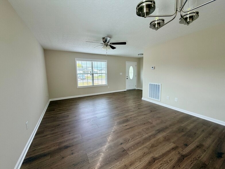 Building Photo - 319 Sandy Ct