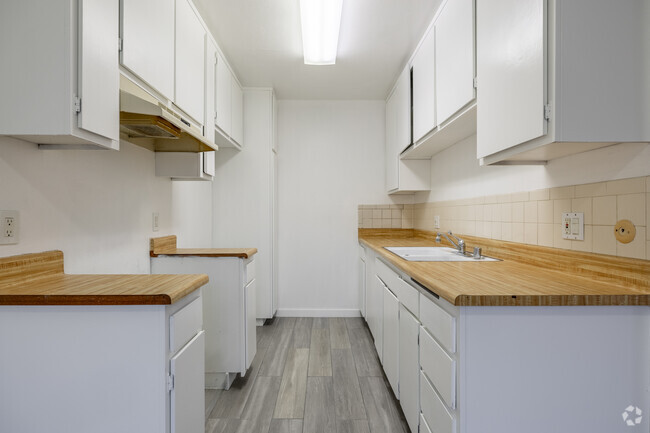 1BR, 1BA - 550SF - Kitchen - 13610 Valerio St