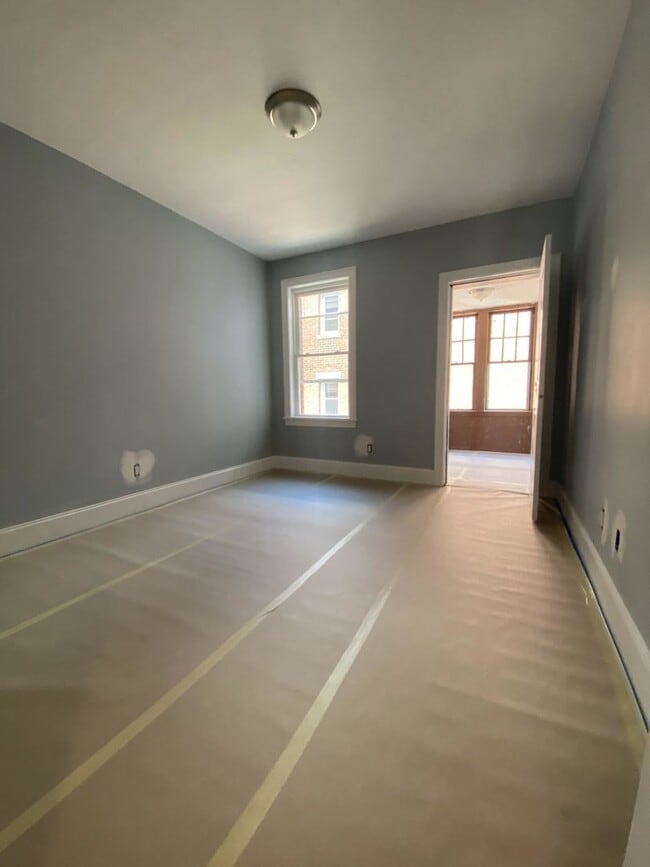 Building Photo - Giant 5 Bed 2 Bath Minutes form the Green Line