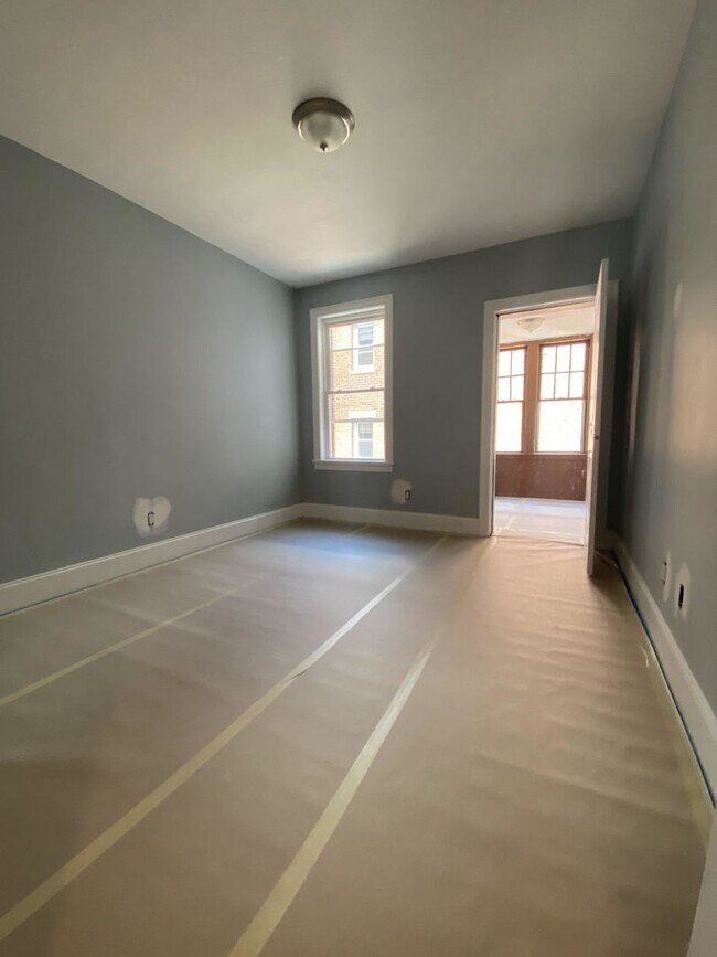 Building Photo - Gorgeous five bedroom