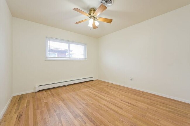 Building Photo - Spacious 2-Bedroom Single-Family with Mode...