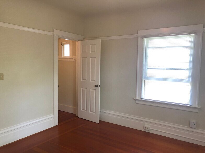 Building Photo - 3263 Kempton Ave