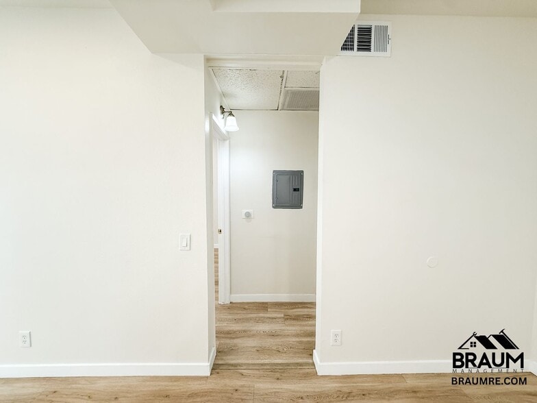 Building Photo - 11459 Collins St