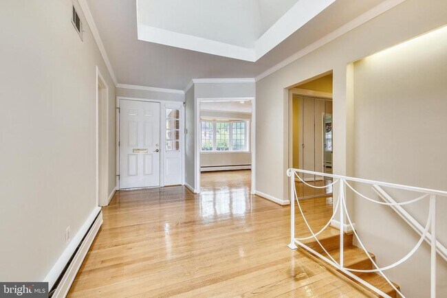 Building Photo - 5813 Midhill St