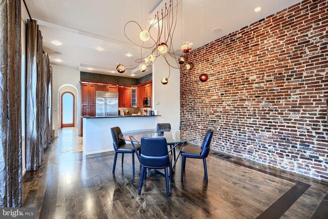 Building Photo - 1301 Hull St