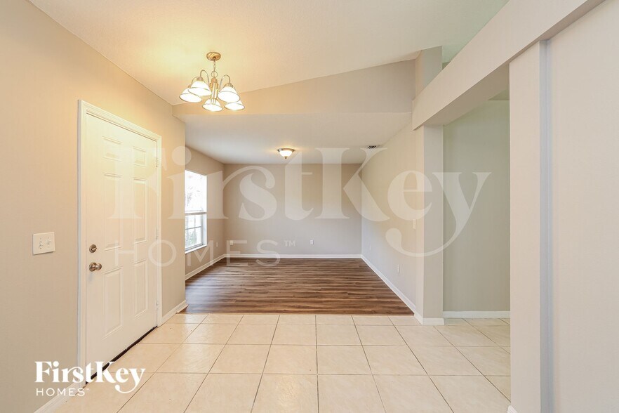 Building Photo - 422 SW Cherryhill Rd