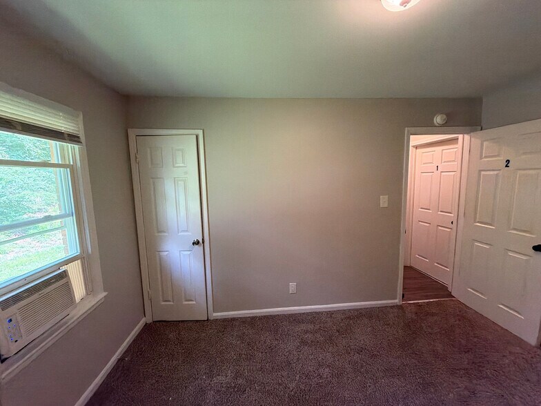 Building Photo - Room in Apartment on Overland Heights