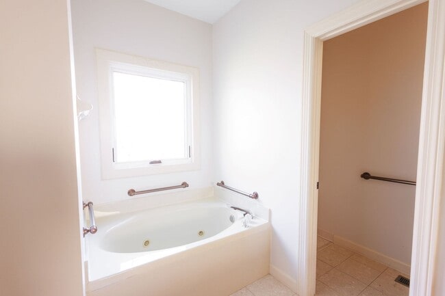 Building Photo - Charming 3-Bedroom/ 2.5 Bath Home in Royal...
