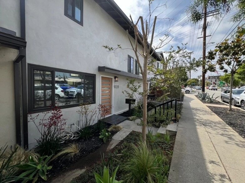 Building Photo - 903 S Barrington Ave