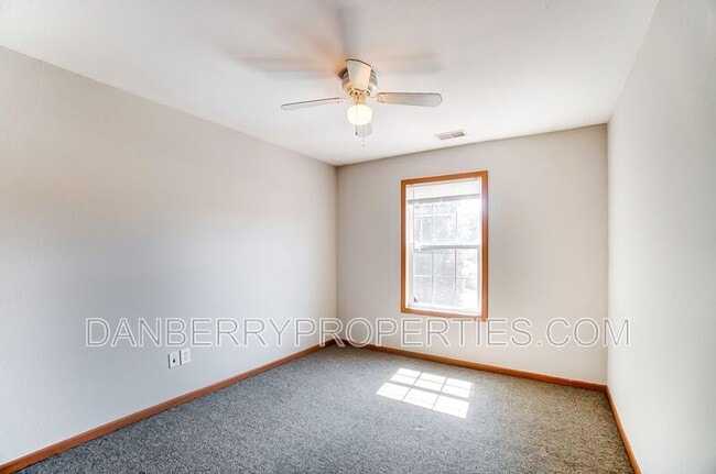 Building Photo - 1117 N Byrne Rd