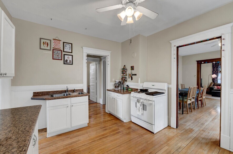 Building Photo - 3206 S 15th Ave