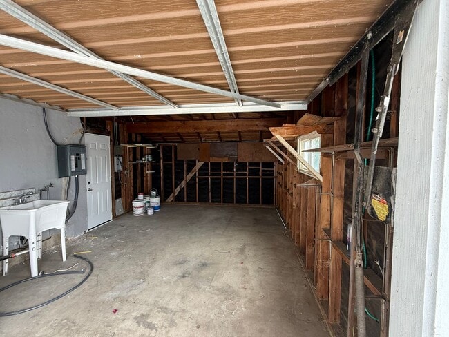 Building Photo - 10712 Vena Ave