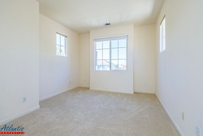 Building Photo - Beautiful Home | Remodeled Kitchen | Centr...