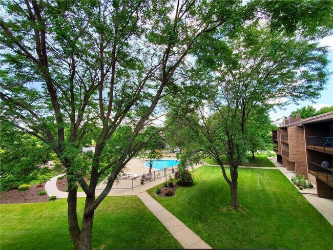 Building Photo - 3420 Golfview Dr