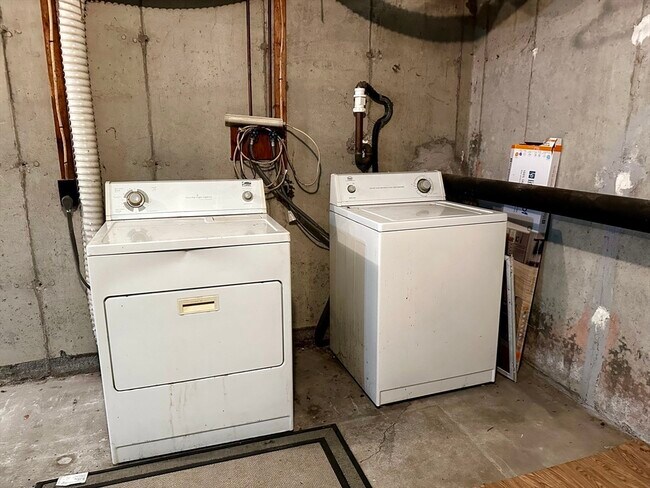 Building Photo - 540 Granby Rd