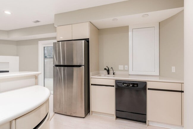 Building Photo - 4602 Sandwich Ct