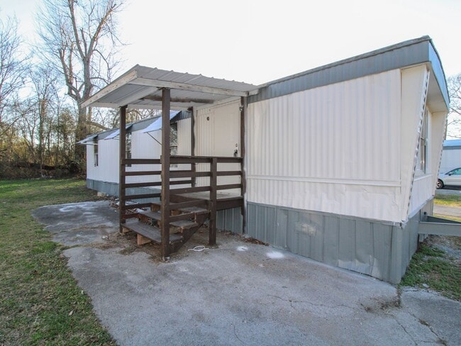 Building Photo - Discover comfortable country living in this nicely updated trailer located just minutes from Faye...