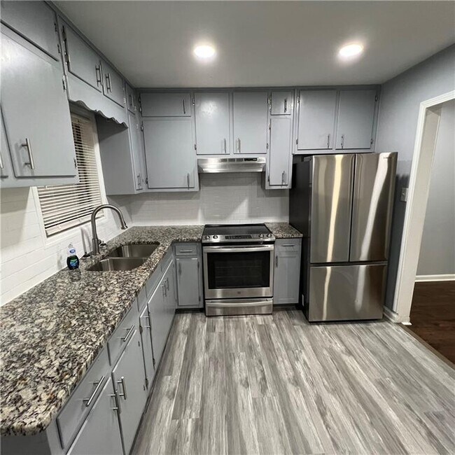 Building Photo - 1083 Center St SW