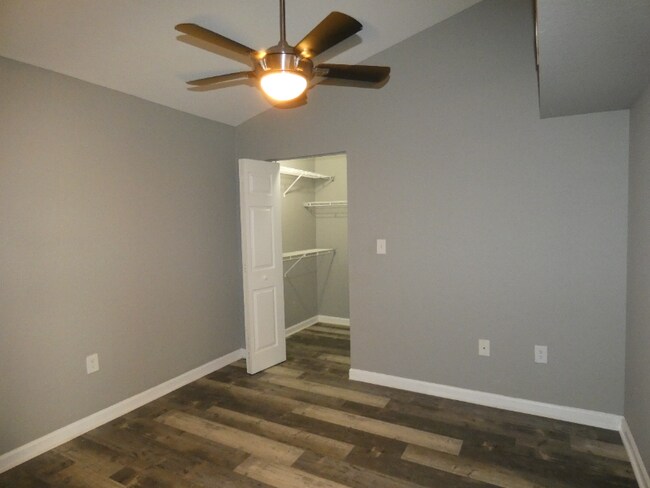 Building Photo - 2811 N Oakland Forest Dr