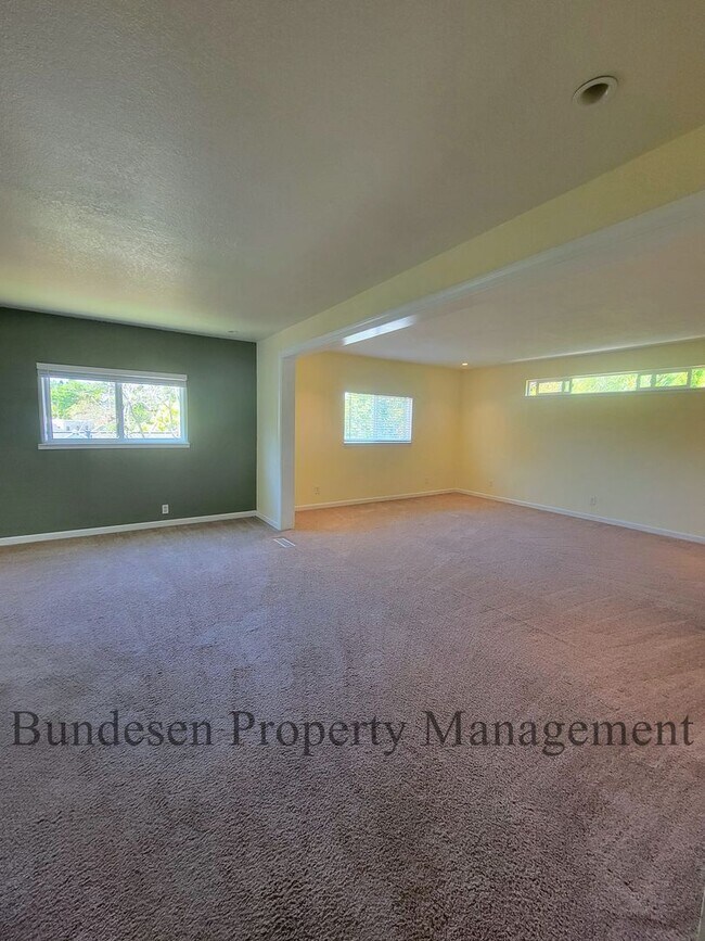 Building Photo - Spacious Westside 5BR Home in Petaluma - E...