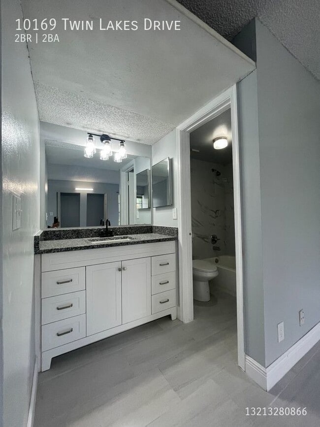 Building Photo - 10169 Twin Lakes Dr
