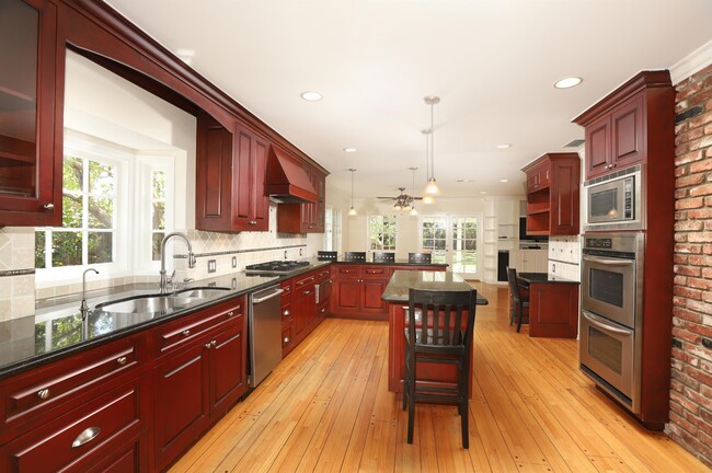 Building Photo - 605 Brightside Ln