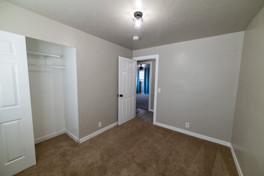 Building Photo - 4940 S Marianna Dr