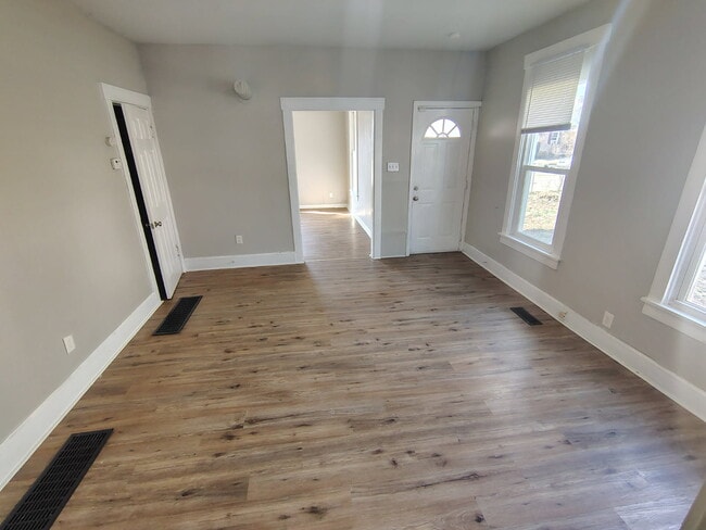 Building Photo - 515 Crawford St