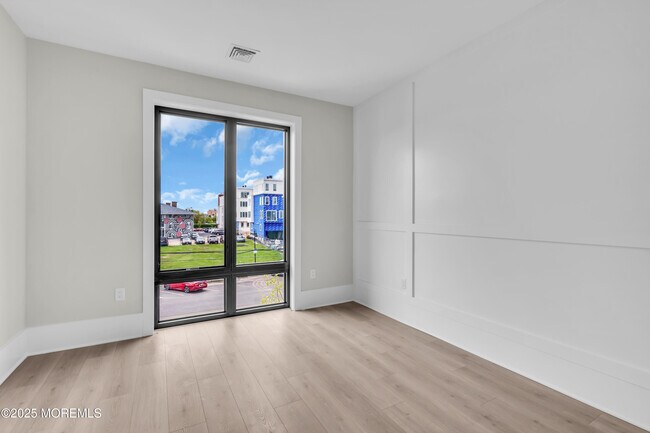 Building Photo - 218 3rd Ave