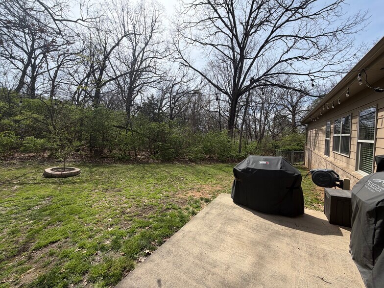 Building Photo - 1244 N Lewis Ave