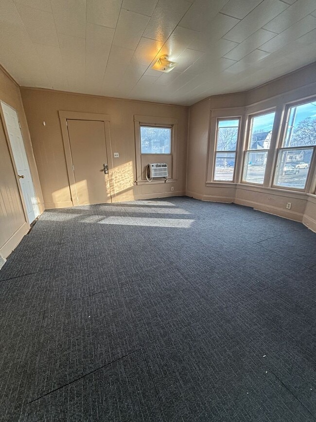 Building Photo - 2 Bedroom duplex for rent in Waterloo