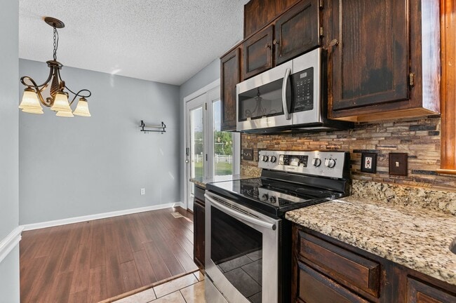 Building Photo - Welcome to your Perfect Home:  3BD, Hardwo...