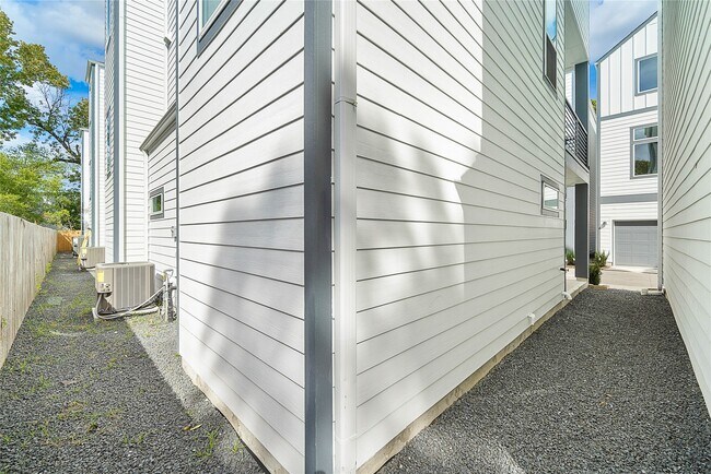 Building Photo - 420 Janisch Rd