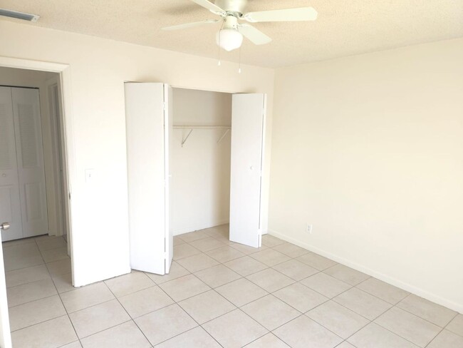 Building Photo - 2Bed 2Bath Condo Lake worth