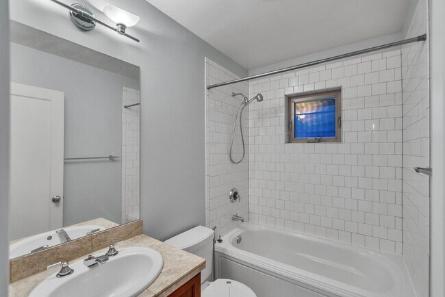 Building Photo - Spacious 3 Bed 2.5 Bath Townhome with Views and Two Parking Spaces – First Hill/Capitol Hill