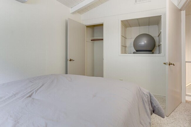 Building Photo - 2820 Greenway Dr