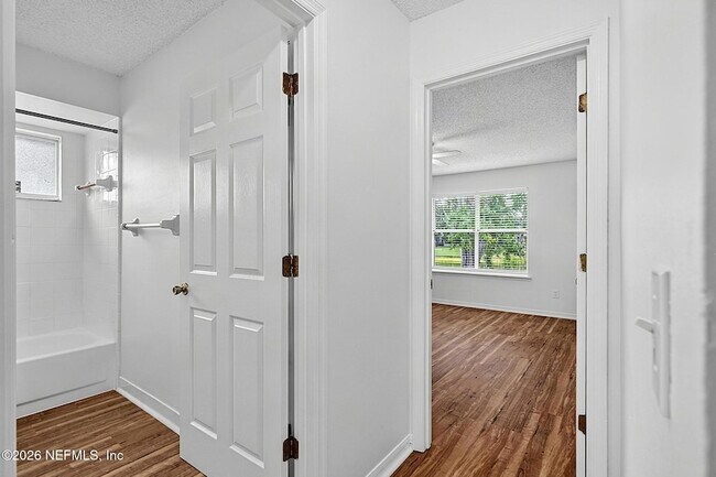 Building Photo - 8426 Country Bend Cir W