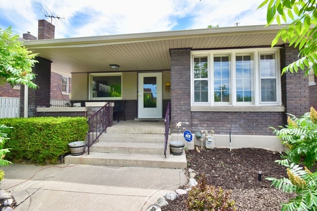 Building Photo - Newly Remodeled 4 Bedroom 2 Bath Home in Salt Lake City!!