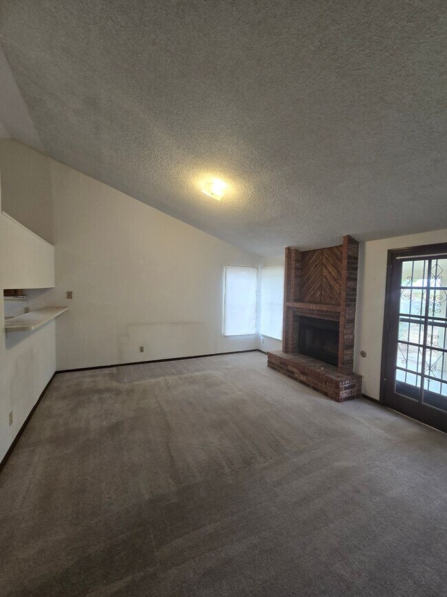 Building Photo - Northeast Home With Beautiful Mountain Views