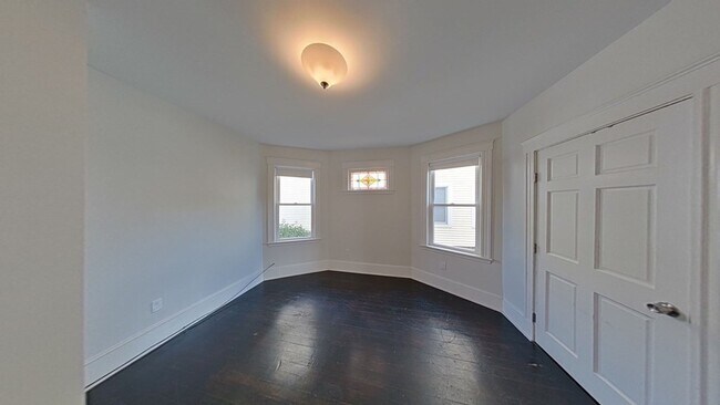 Building Photo - 10 Bayside St