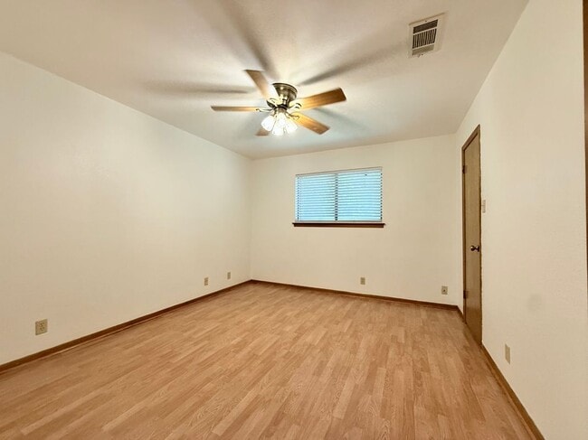 Building Photo - 3900 Knollwood Dr