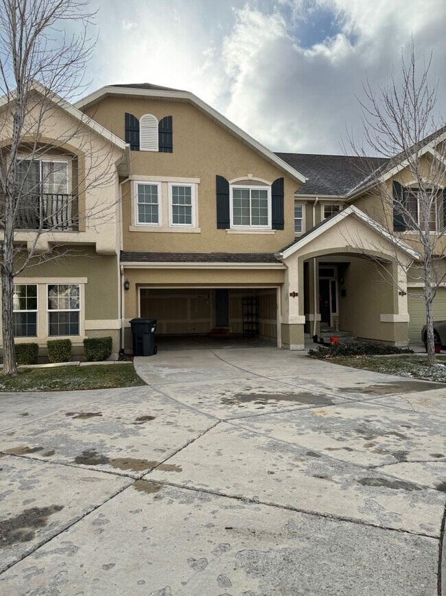 Primary Photo - Townhouse with Spacious layout and convien...