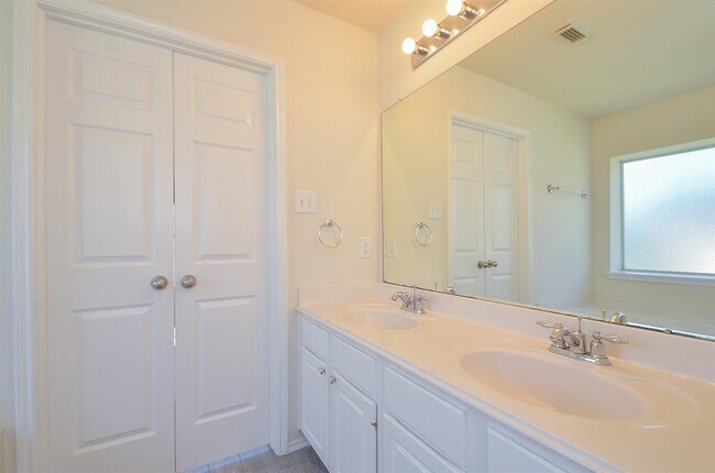 Building Photo - 18135 Sorrell Oaks Cir